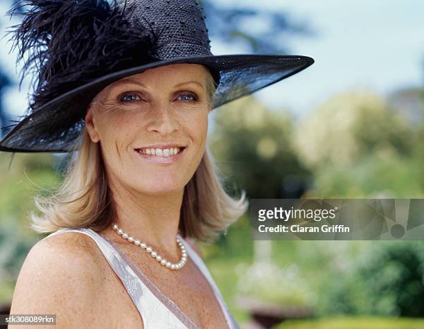 side profile of a mature woman wearing a hat - hat stock-fotos und bilder