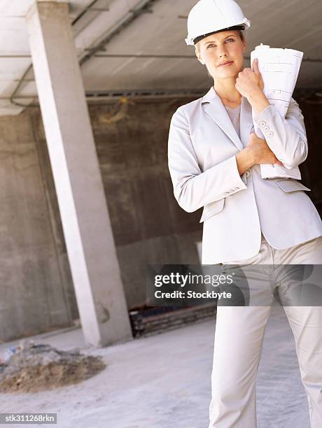 portrait of a female architect holding a blueprint - métier du design photos et images de collection