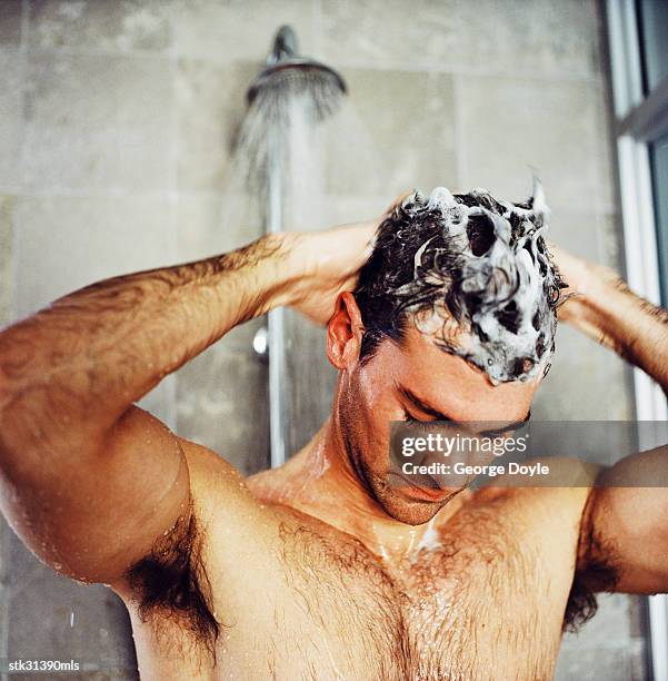 close-up of a man washing his hair in the shower - cheveux court homme photos et images de collection