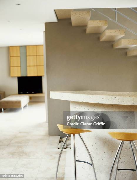 stools at a bar counter in a room - bar 個照片及圖片檔