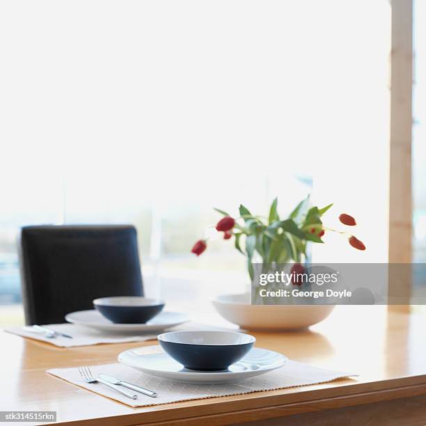 close-up of two place setting on a dining table - étape de végétation photos et images de collection