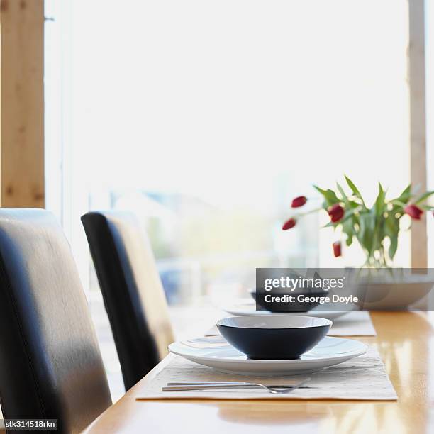 close-up of two place setting on a dining table - étape de végétation photos et images de collection