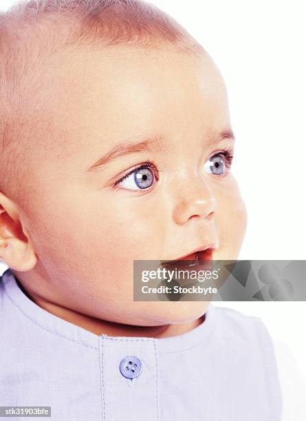 close-up of a baby smiling - un seul bébé fille photos et images de collection