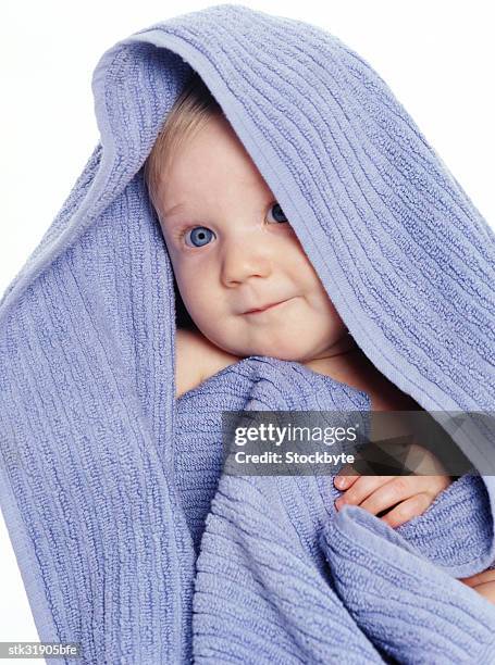 portrait of a baby wrapped in a purple towel - un seul bébé fille photos et images de collection