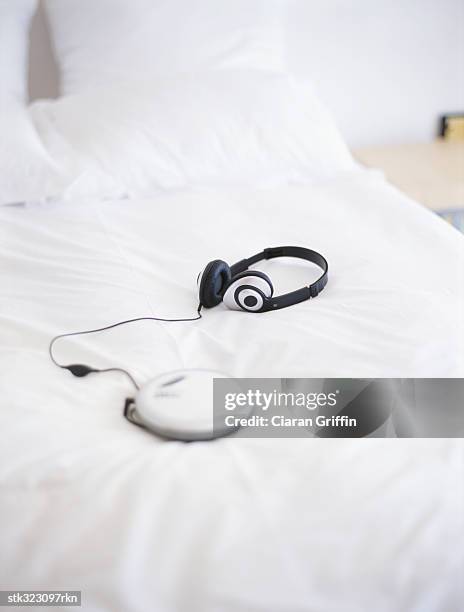 personal stereo and headphones on a bed - personal stereo photos et images de collection