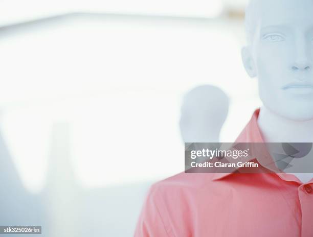 close-up of a mannequin wearing a shirt - equipamento de varejo - fotografias e filmes do acervo