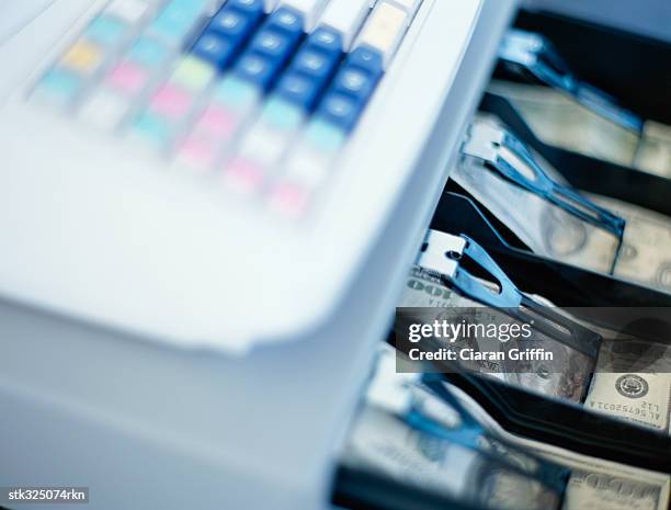 close-up of a cash register in a store - equipamento de varejo - fotografias e filmes do acervo