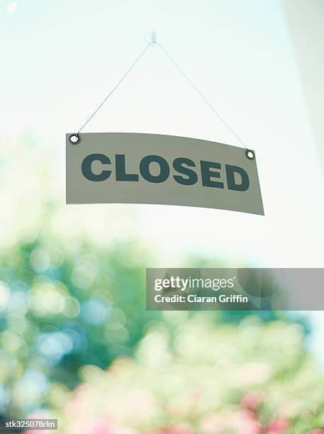 closed sign on the door of a store - door stockfoto's en -beelden