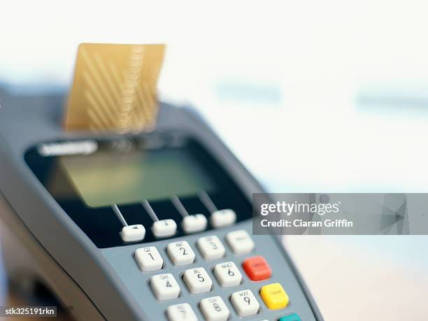 close-up of a credit card reader - equipamento de varejo - fotografias e filmes do acervo
