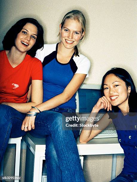 portrait of three young women sitting together smiling - university of california students protest 32 percent fee hike stockfoto's en -beelden