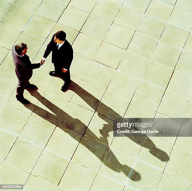 high angle view of two businessmen shaking hands - national archives foundation honor tom hanks at records of achievement award gala stockfoto's en -beelden