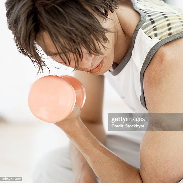 man exercising with a dumbbell - exercício anaeróbico - fotografias e filmes do acervo