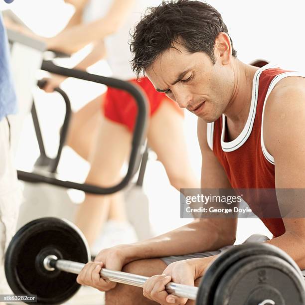 side view of a man working out with a barbell at the gym - anaerob träning bildbanksfoton och bilder