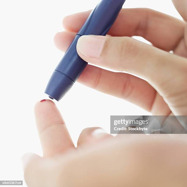 diabetic injecting herself - screening of abramoramas hare krishna the mantra the movement and the swami who started it all arrivals stockfoto's en -beelden