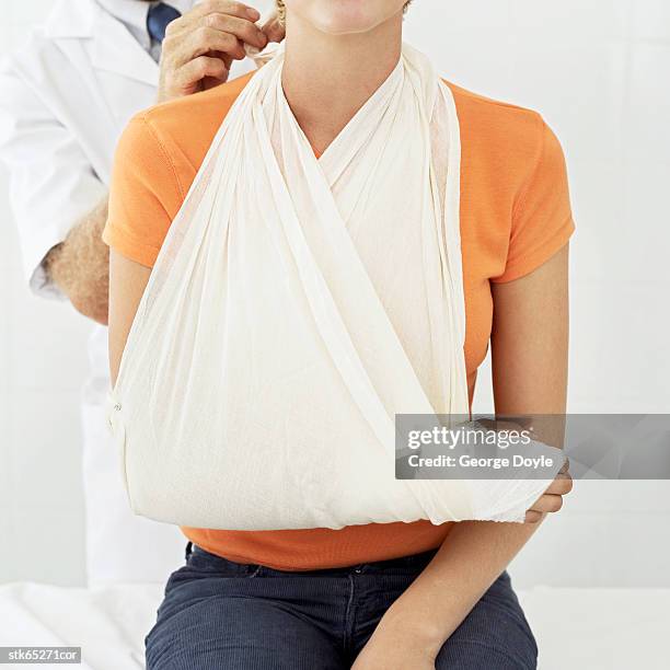 woman's arm in a sling - cabestrillo de brazo fotografías e imágenes de stock