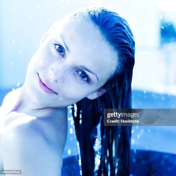 side profile of a young woman with wet long hair - long - fotografias e filmes do acervo