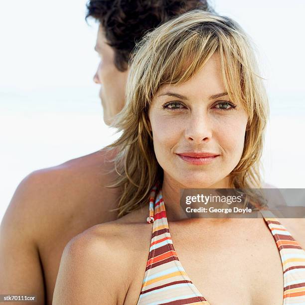 woman standing back to back with a man at the beach - richard grieco hosts opening night gala for his one man art exhibit sanctum of a dreamer stockfoto's en -beelden