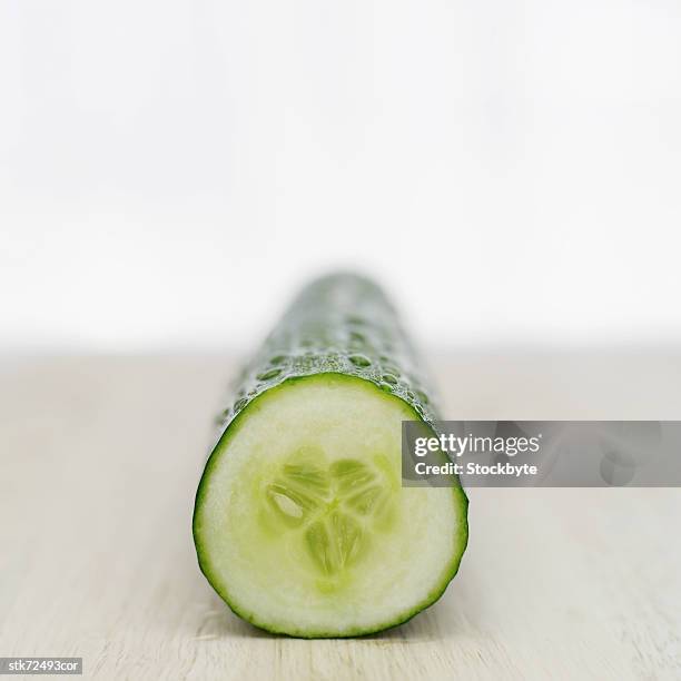 close up of a sliced cucumber - étape de végétation photos et images de collection