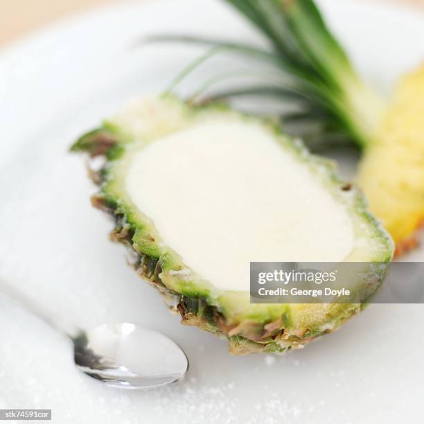 pineapple half filled with ice-cream - gefrorene süßspeise stock-fotos und bilder
