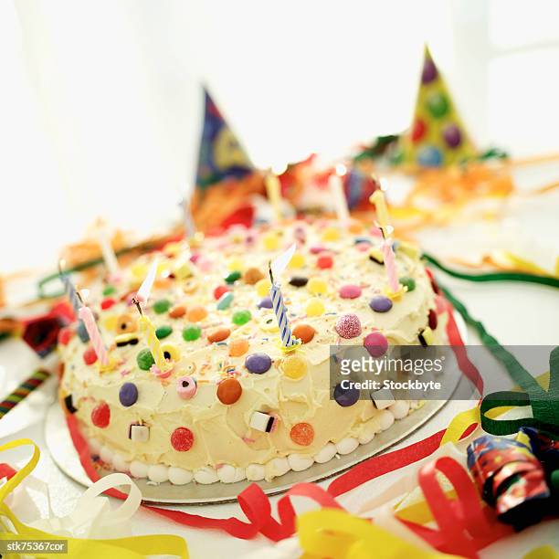 close-up of a birthday cake - tokyo governor and leader of the party of hope yuriko koike on the campaign trial for lower house elections stockfoto's en -beelden