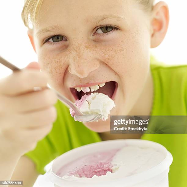 close-up of a young girl eating ice cream - gefrorene süßspeise stock-fotos und bilder
