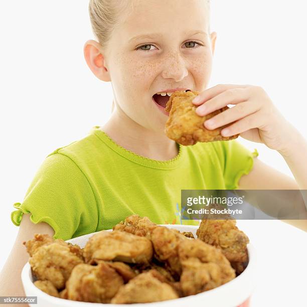 portrait of a girl (6-9) eating fried chicken - gen z studio brats premiere of chicken girls arrivals stockfoto's en -beelden