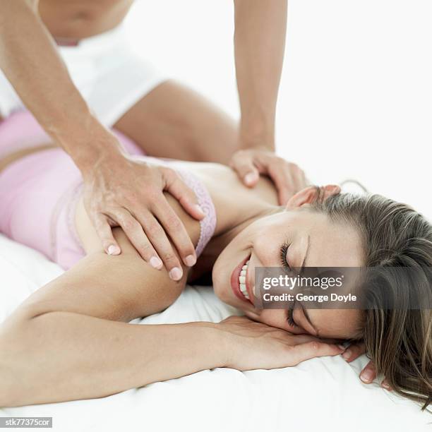 close-up of a man's hands massaging a woman's back - tantra massage 個照片及圖片檔