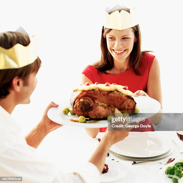 man and woman having christmas dinner - tokyo governor and leader of the party of hope yuriko koike on the campaign trial for lower house elections stockfoto's en -beelden