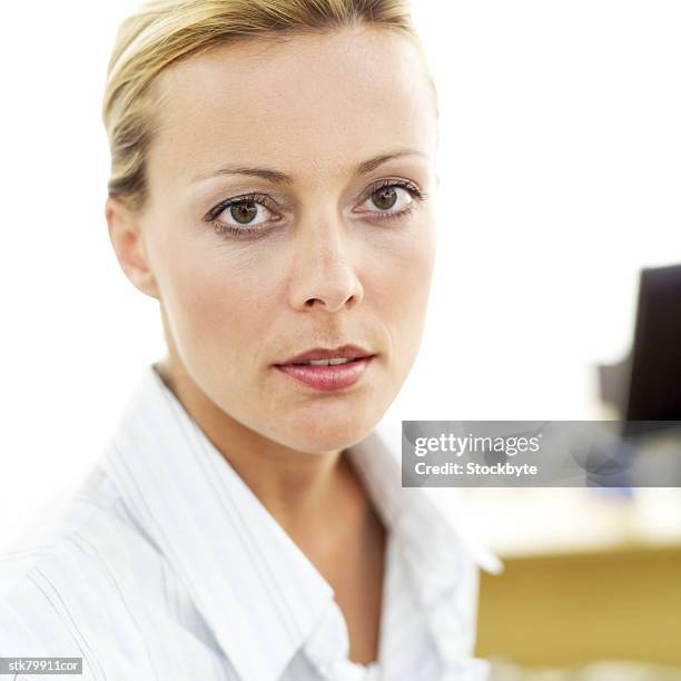 portrait of a young businesswoman at work - alleen mid volwassen vrouwen stockfoto's en -beelden