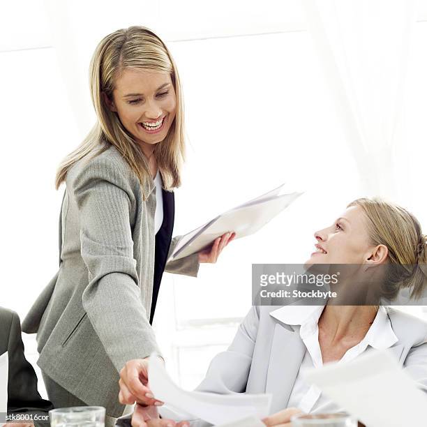 portrait of two businesswoman talking to each other - other stock-fotos und bilder