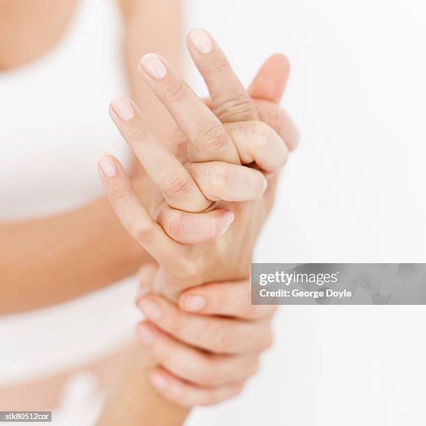 close up of a masseuses' hands massaging a persons hand - menschliches gelenk stock-fotos und bilder