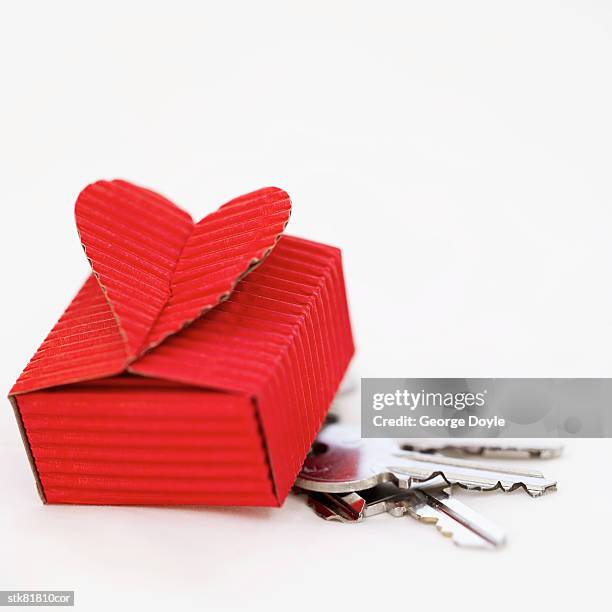 close-up of a set of keys under a gift box - house and senate dems outline constitutional case for trump to obtain congressional consent before accepting foreign payments or gifts fotografías e imágenes de stock