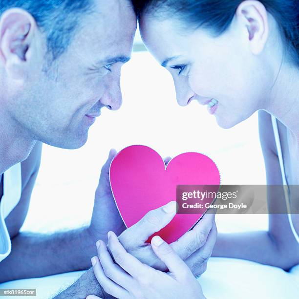 close-up of a couple holding a red heart shaped box - house and senate dems outline constitutional case for trump to obtain congressional consent before accepting foreign payments or gifts fotografías e imágenes de stock
