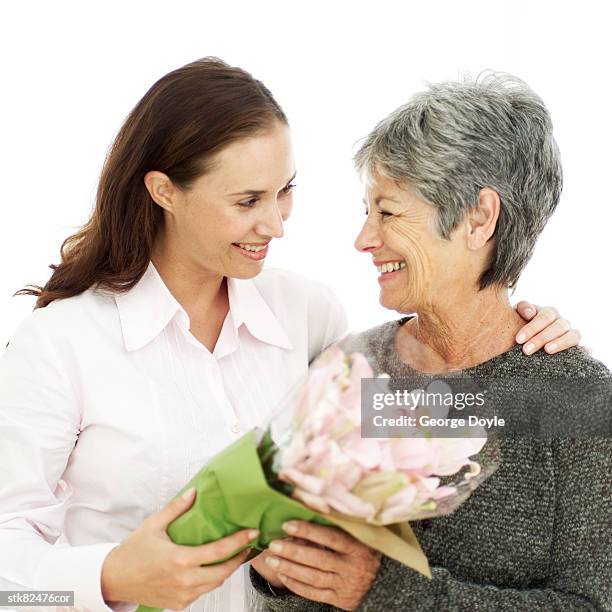 portrait of a mother and daughter holding a bouquet of flowers - house and senate dems outline constitutional case for trump to obtain congressional consent before accepting foreign payments or gifts - fotografias e filmes do acervo