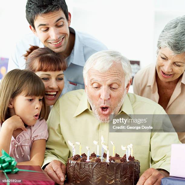 man celebrating his birthday his wife and son - house and senate dems outline constitutional case for trump to obtain congressional consent before accepting foreign payments or gifts - fotografias e filmes do acervo