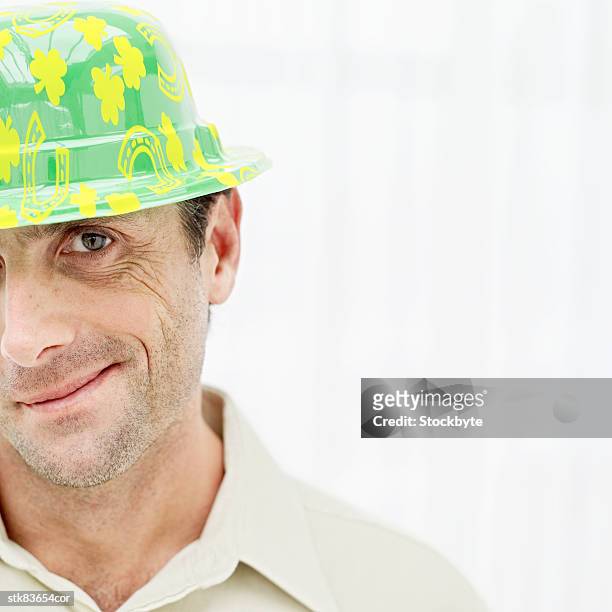 close up of a man wearing a leprechaun hat - hat stock-fotos und bilder