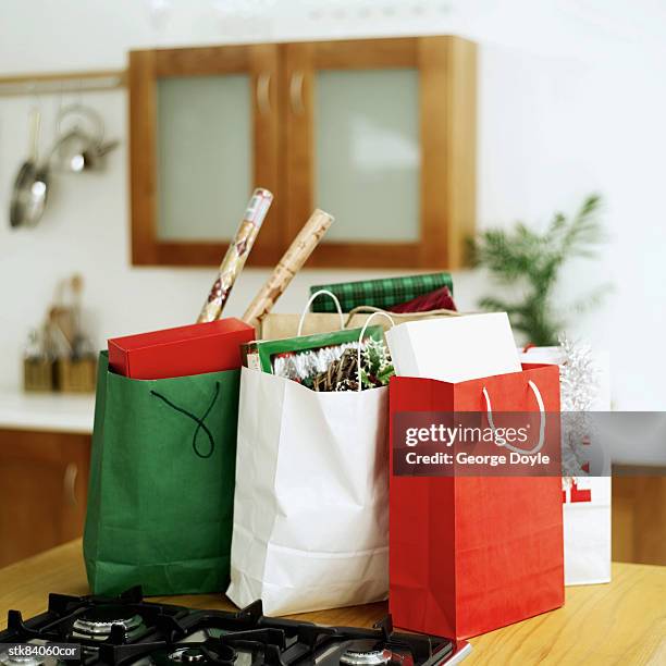 shopping bags full of presents and wrapping paper - house and senate dems outline constitutional case for trump to obtain congressional consent before accepting foreign payments or gifts - fotografias e filmes do acervo