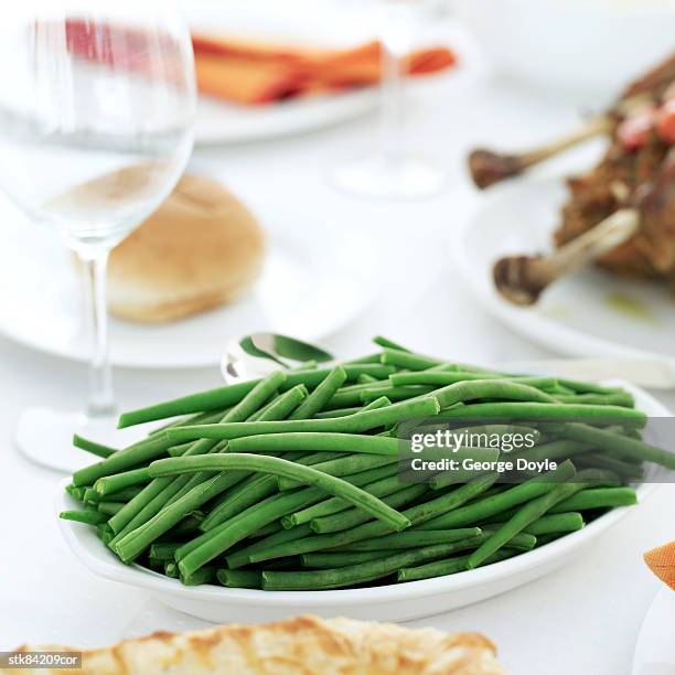 a dish of green beans on a dinner table - magnoliopsida 個照片及圖片檔