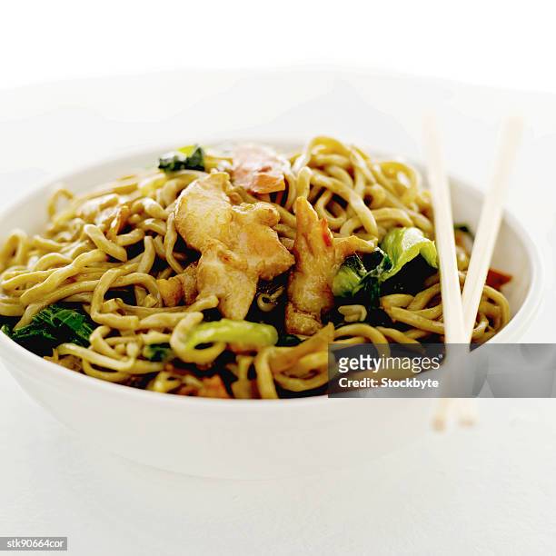 close-up of chinese noodles in a bowl and a pair of chopsticks - gen z studio brats premiere of chicken girls arrivals stockfoto's en -beelden