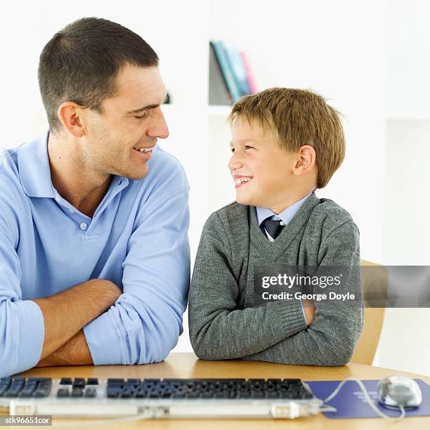 father and son (6-7) using a computer - radius with the cinema society brooks brothers host the new york premiere of adult beginners stockfoto's en -beelden