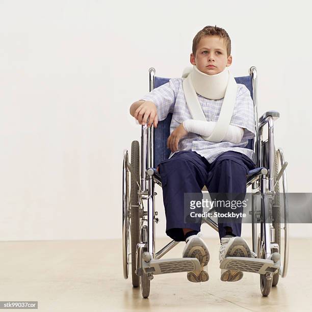portrait of a boy (8-10) in a wheelchair wearing a neck brace - cast of amcs low winter sun q a with art house convergence stockfoto's en -beelden