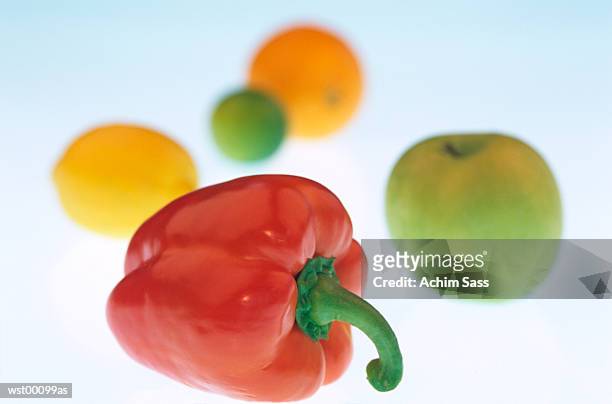red bell pepper, apple, lemon, orange - orange bell pepper stockfoto's en -beelden