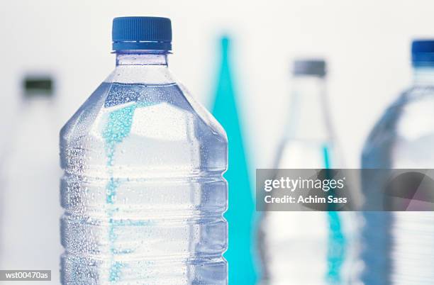 high section of bottled water, close up - watervorm stockfoto's en -beelden