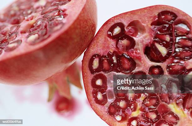 pomegranate, cross-section, close up - pflanzliches entwicklungsstadium stock-fotos und bilder