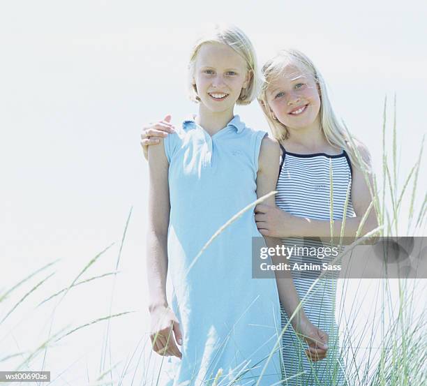 girls standing - los angeles missions end of summer block party time to enjoy being a kid stockfoto's en -beelden