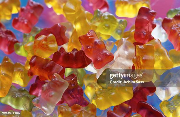 multi coloured jellybabies, traditional german sweety, close up - säugetier mit pfoten stock-fotos und bilder