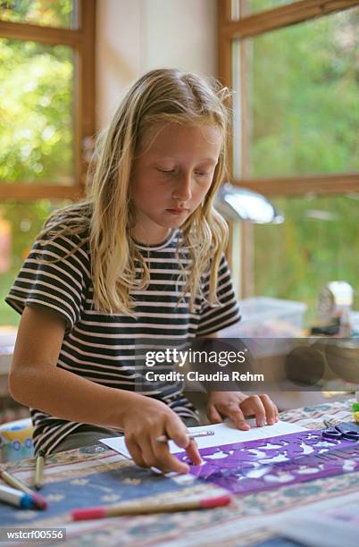 girl drawing using stencil - gov scott visits miami school in zika cluster zone on first day of classes stockfoto's en -beelden