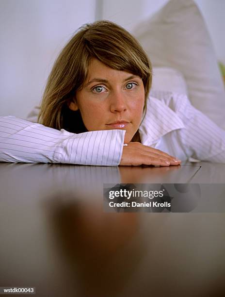 woman leaning on table, close up - daniel fotografías e imágenes de stock