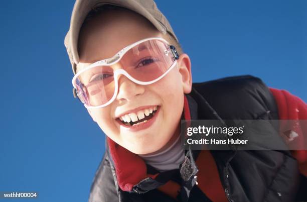 boy, low angle view - watervorm stockfoto's en -beelden