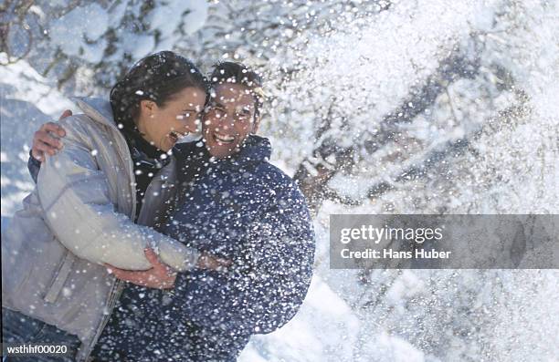 couple in snow - wasserform stock-fotos und bilder